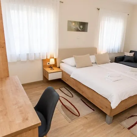 Guest house In With Balcony, Air Conditioning, Wifi, Washing Machine *