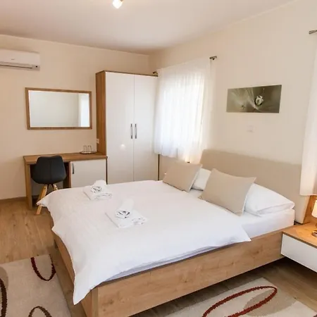 Guest house In With Balcony, Air Conditioning, Wifi, Washing Machine Skradin