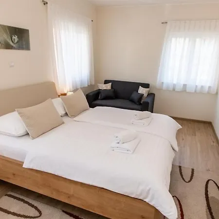 In With Balcony, Air Conditioning, Wifi, Washing Machine Guest house *