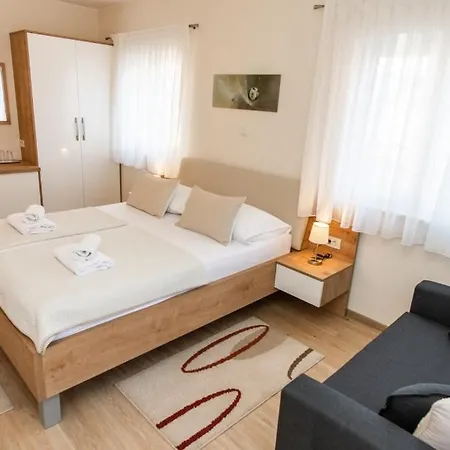 In With Balcony, Air Conditioning, Wifi, Washing Machine Guest house *