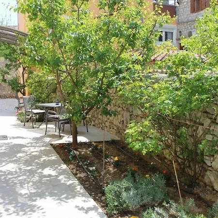 Guest house In With Balcony, Air Conditioning, Wifi, Washing Machine *