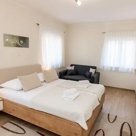 In With Balcony, Air Conditioning, Wifi, Washing Machine Guest house