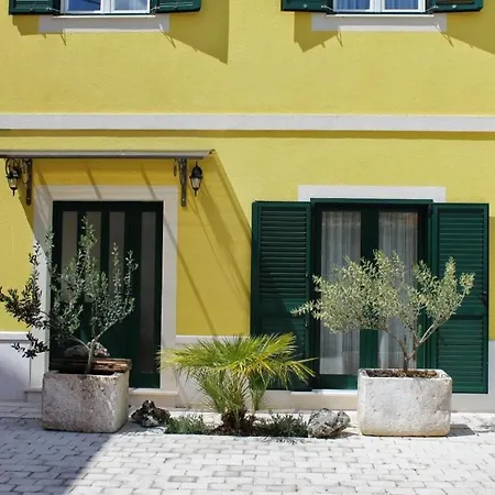 In With Balcony, Air Conditioning, Wifi, Washing Machine Guest house *