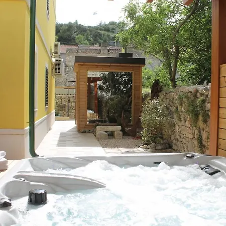 In With Balcony, Air Conditioning, Wifi, Washing Machine