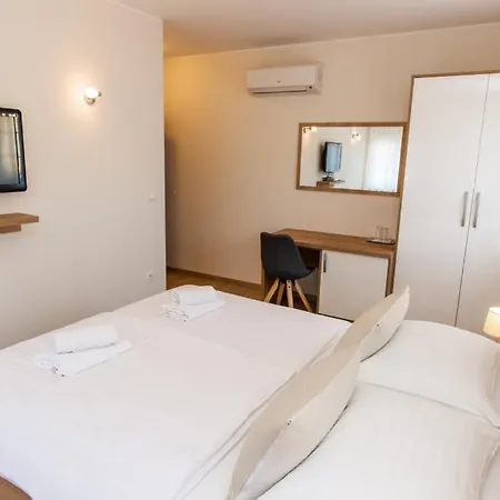 Guest house In With Balcony, Air Conditioning, Wifi, Washing Machine *